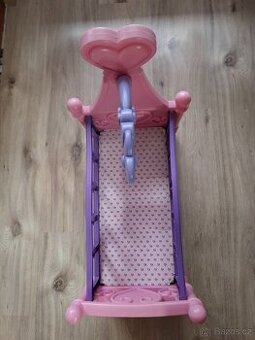 Postýlka na panenky