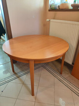 Kulatý jídelní stůl