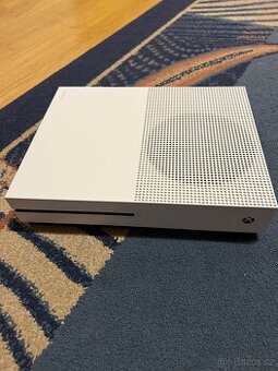 Xbox one s + ovladač a hry