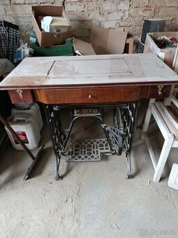 Šlapací šicí stroj Minerva