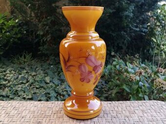 Skleněná VÁZA medovo-hořčičná - s motivy květů