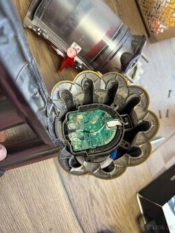 Čištění a Oprava vysavačů Dyson