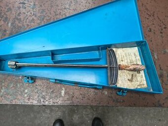 Retro momentový klíč.