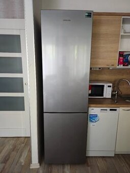 Lednička s mrazákem značky Samsung