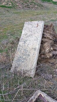 Venuji dva betonove panely za odvoz