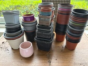 Malé květináče, cca 130 ks