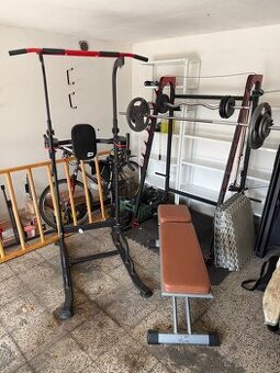 Domácí posilovna - činky, lavice, klec, žebřiny, hrazda