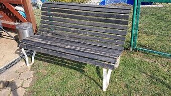 Zahradní lavička v zachovalém stavu