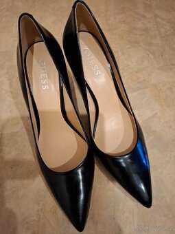 Prodám kožené lakové černé elegantní lodičky originál GUESS