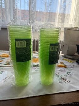 Dvě sady kelímku zabalené