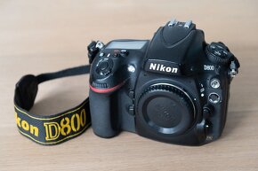 Nikon D800, závěrka jen 23166 + 2. baterie a samospoušť