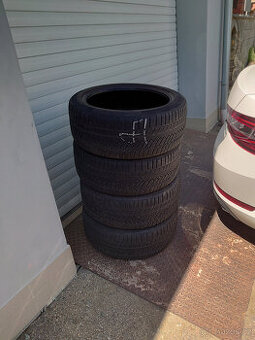 Pneu Continental 235/45 R18 V XL