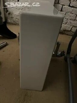 Umyvadlo keramické s baterií i sifonem
