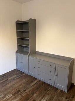 IKEA HAUGA – šedá komoda + knihovna (TOP STAV)