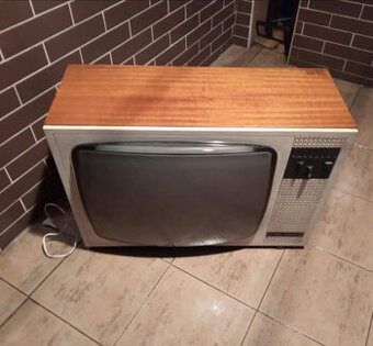Starý retro televizor Tesla Laura – bílá barva