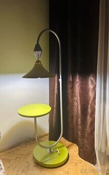 Designová retro stojací lampa se stolkem – unikátní kus