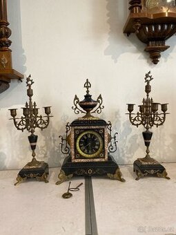 Staré mramorové hodiny. V 49 cm, Š 25 cm, H 16 cm