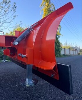 Kvalitní a velmi bytelný sněžný pluh šíře 150 cm.