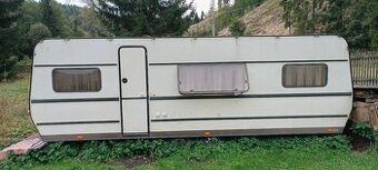 Karavan na pevné stání