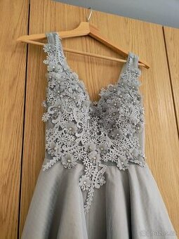 Šedé krátké šaty