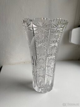 Broušená křišťálová váza
