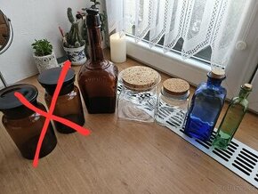 Různé skleněné dózy a láhve