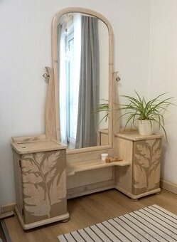 Renovovaná dřevěná toaletka se zrcadlem