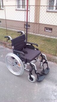 INVALIDNÍ VOZÍK 47 cm-ZADNÍ BRZDY-lze zaslat po ČR