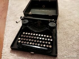 Kufříkový psací stroj LC Smith & Corona