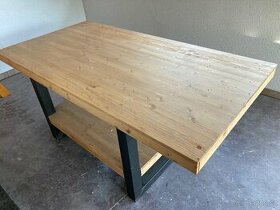 Dřevěný stůl, vybavení prodejny