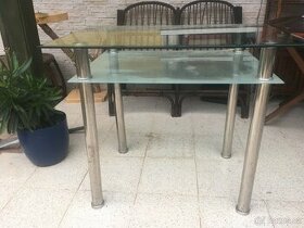 skleněný stolek