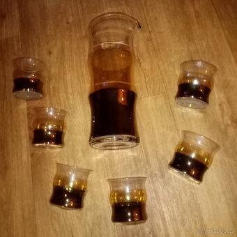 Prodám starou skleněnou karafu a šest skleniček - 1