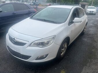 Opel Astra J 1,4 i 64 kw rok 2011 zavada motoru
