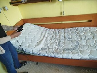 Zdravotní polohovací postel