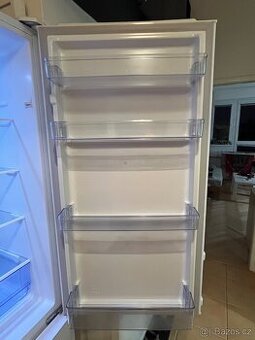 Lednice s mrazákem Hisense