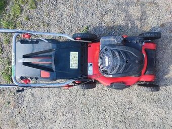 Benzínová sekačka na trávu