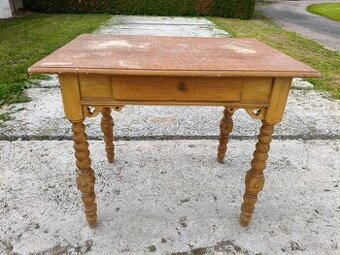 Starožitný vyřezávaný jídelní stůl