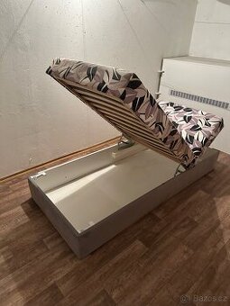 Postel s úložným prostorem (valenda)