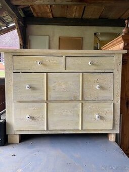 krásná venkovská komoda