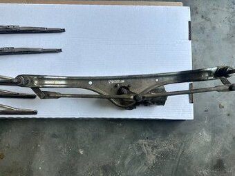 Motorek stěračů s táhly