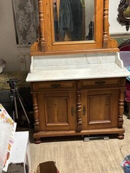 Starožitná komoda s mramorovou deskou