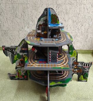 Vláčkodráha-Hape-Mighty Mountain- důl-les-voda-koleje-vlak