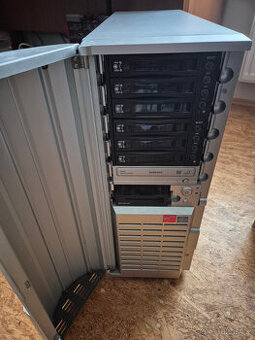 ThermalTake Eureka (bez 2 hot-swap rámečků pro HDD)