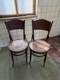 2x staré dřevěné židle TON / Thonet – k renovaci