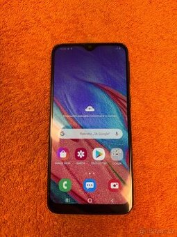 Samsung A40 v super stavu a plně funkční