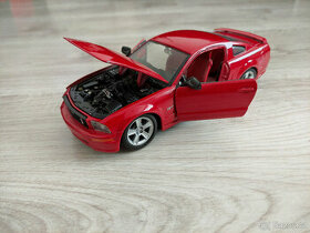 Ford Mustang GT---Maisto---1:24