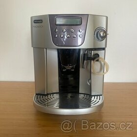 Kávovar DeLonghi ESAM 4400 s hadickou na mléko