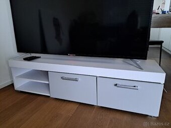 STOLEK  POD TELEVIZI