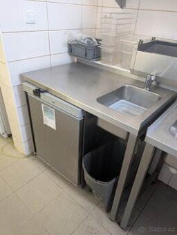 Prodám gastro stůl s dřezem vpravo