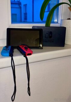 Nintendo Switch – skvělý stav + ochranné sklo + možnost hry